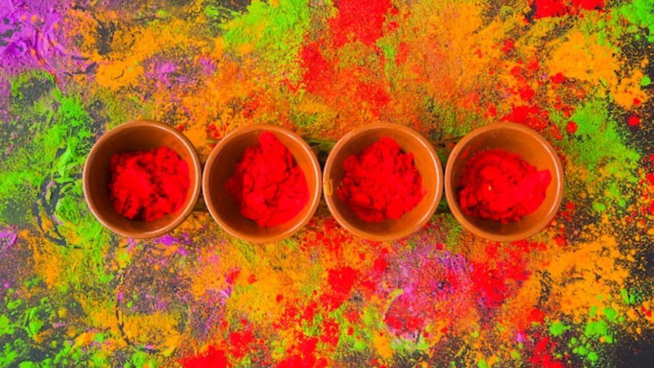 Holi 2025: रंगों की मस्ती में डूबने से पहले जाने लें हर रंग का मतलब, ये कहते हैं दिल की बात