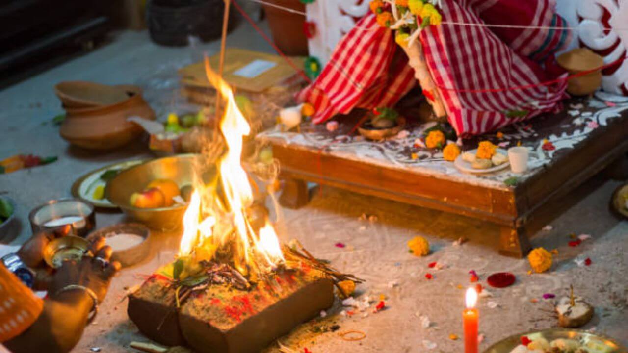 पूरे मन से किया हवन, फिर भी अधूरा क्यों रह जाता है? जानें दक्षिणा का असली महत्व