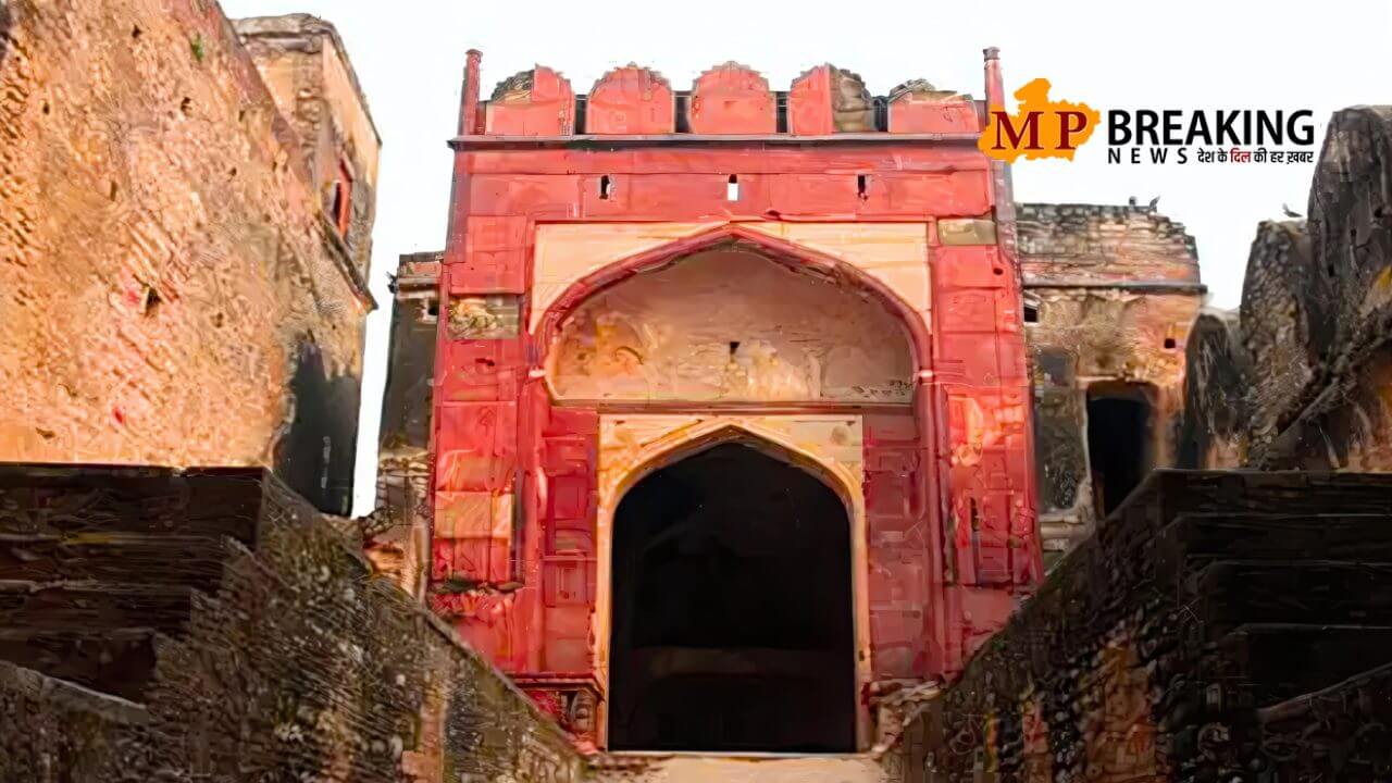 मध्य प्रदेश का भूतिया किला, लाल रंग का एक रहस्यमयी दरवाजा, दीवारें आज भी सुनाती हैं जंग की चीखें!