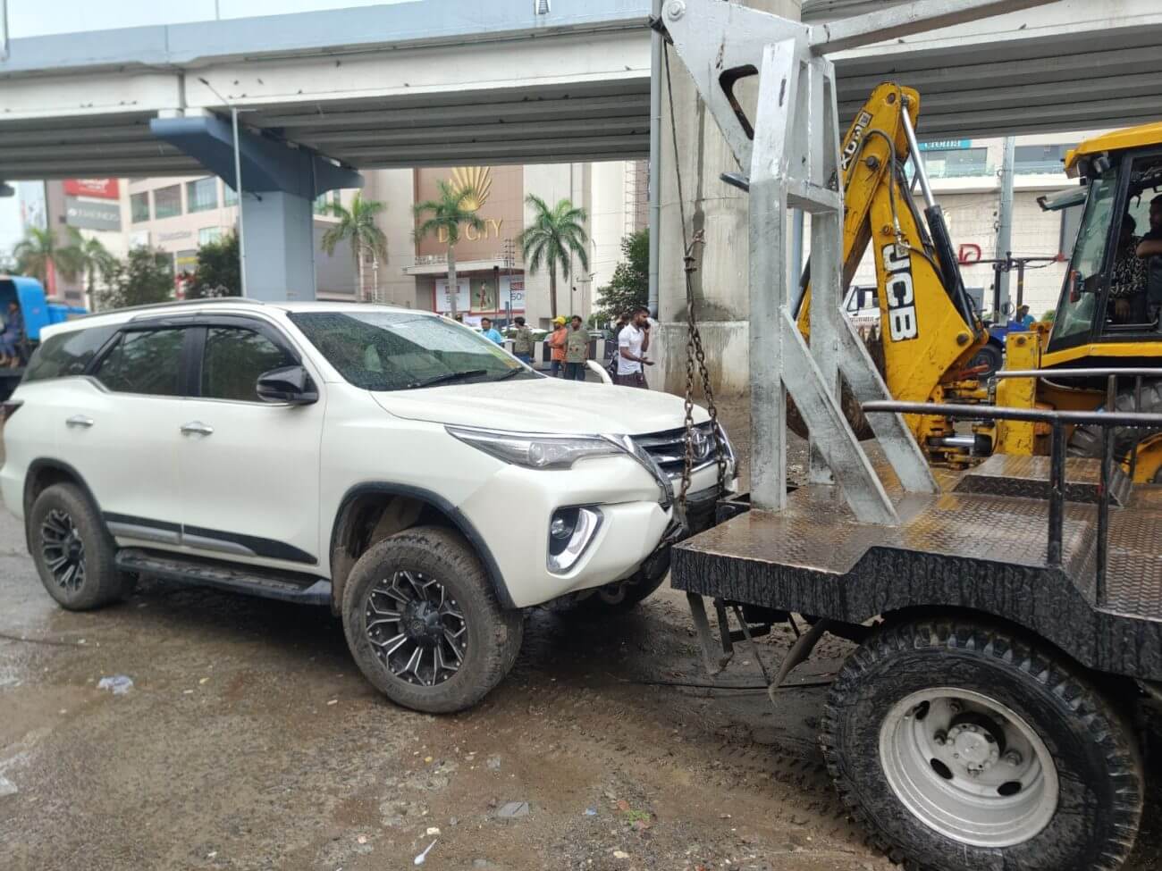 भोपाल नगर-निगम की कार्रवाई जारी, सड़क पर सालों से खड़े कंडम वाहन किए जब्त, अवैध तरीके से खड़ी लग्जरी गाड़ियां क्रेन से खींची