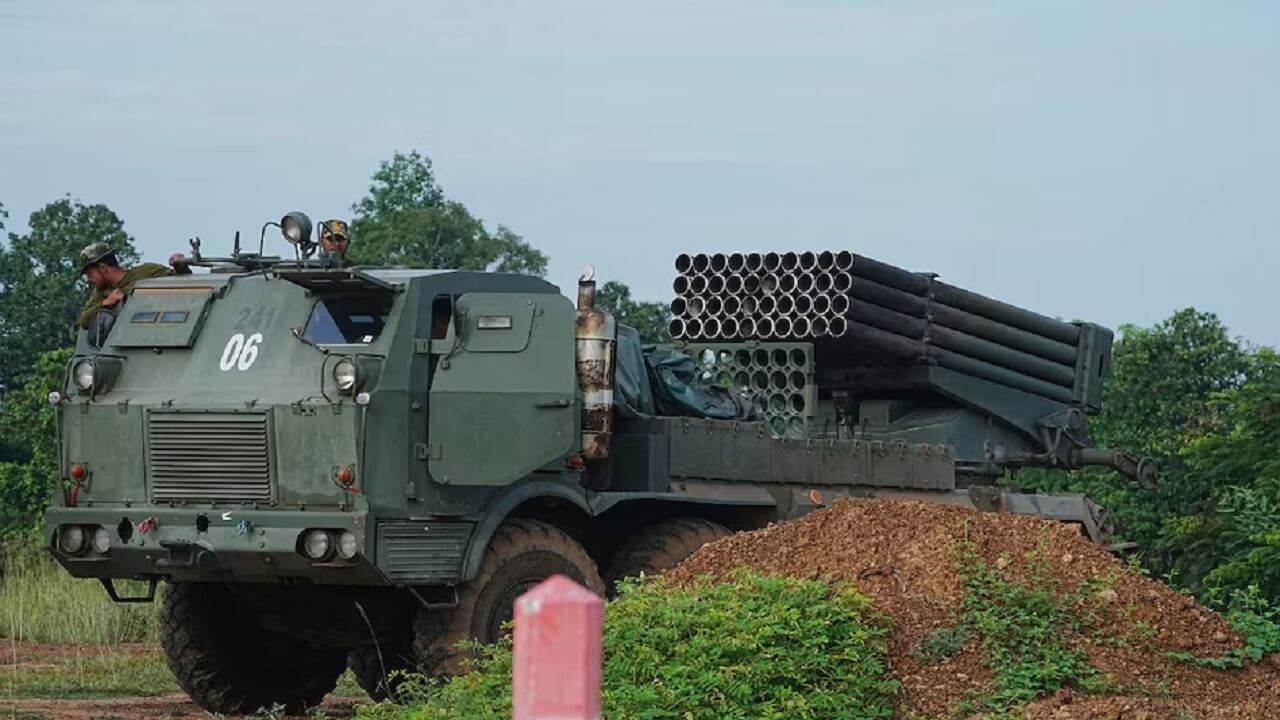 थाईलैंड की सेना कंबोडिया बॉर्डर पर बेबस, हर रास्ते पर बिछी हैं ‘मौत की सुरंगें’