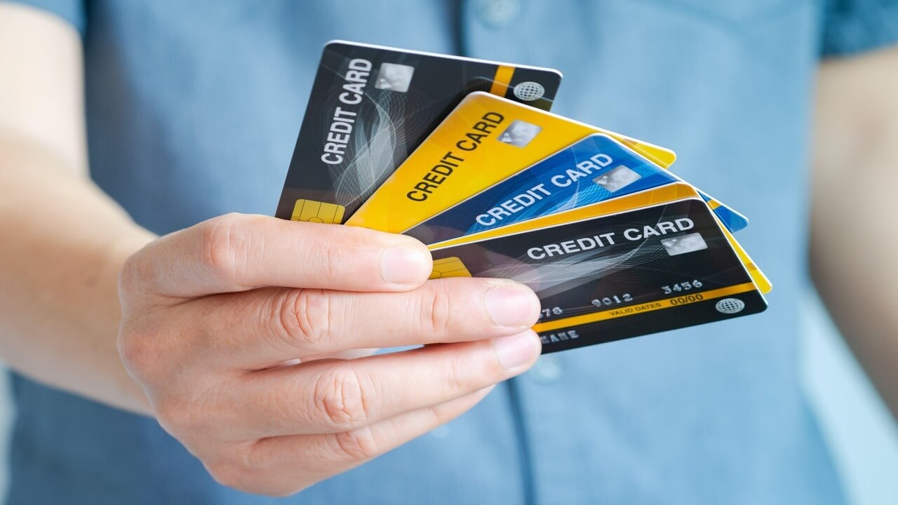 महीने की सैलरी 50 हजार से कम, फिर भी क्रेडिट कार्ड का जोरदार इस्तेमाल, रिपोर्ट में हुआ बड़ा खुलासा