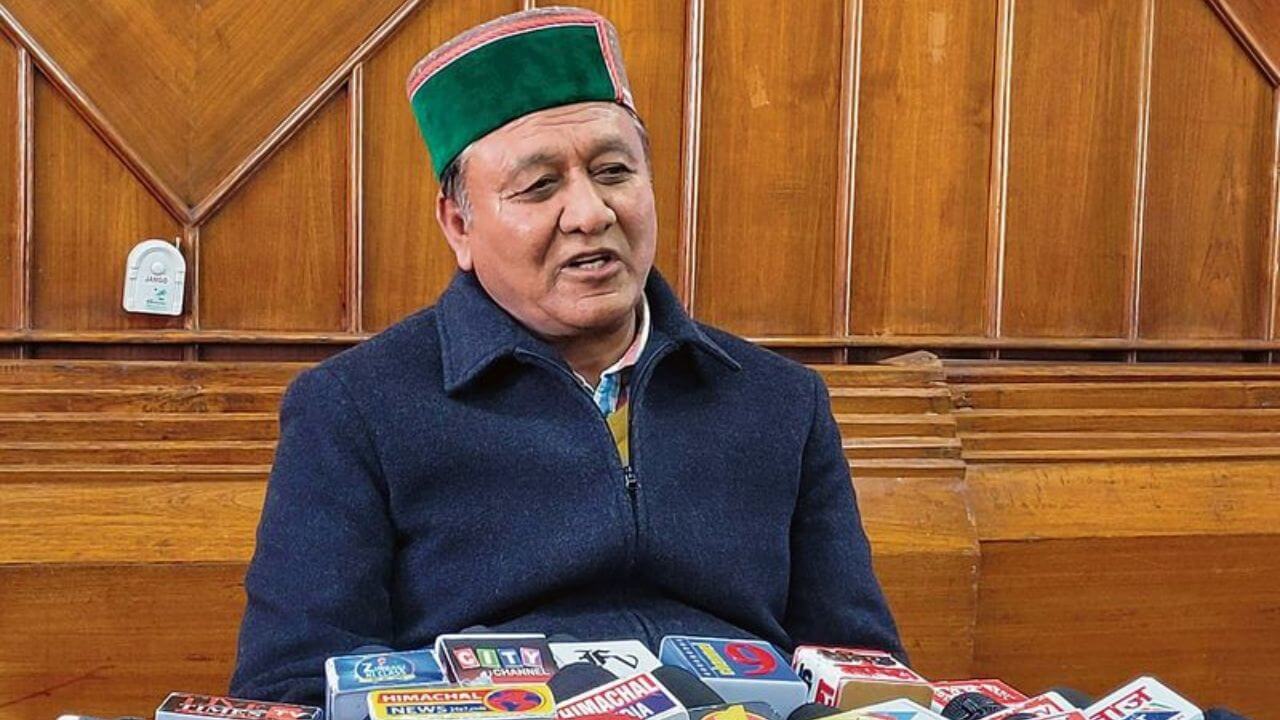 हिमाचल में जूताकांड पर सियासी बवाल, मंत्री ने सुधीर शर्मा को बताया ‘इलाज की जरूरत’