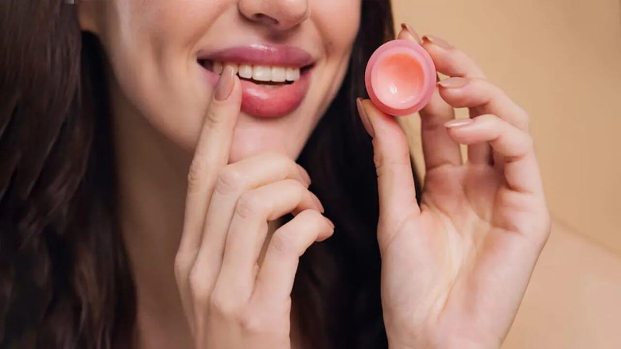 कम बजट में पाएं गुलाबी और खूबसूरत होंठ, इस आसान होममेड लिप बाम से करें देखभाल