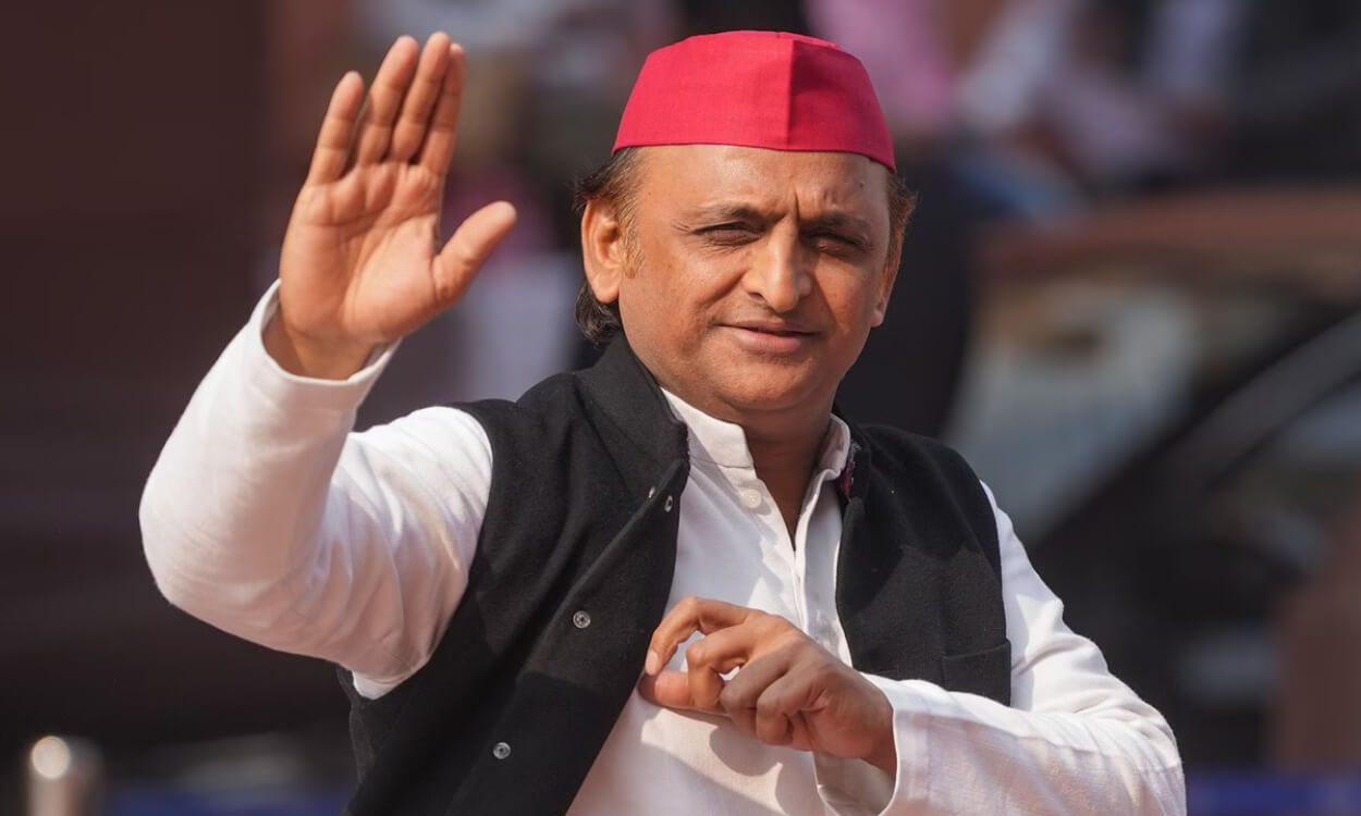 अखिलेश का बीजेपी पर वार, “सरकार में सबसे सस्ती व्हिस्की है, भाजपाई खुद पिएंगे और पिलाएंगे”