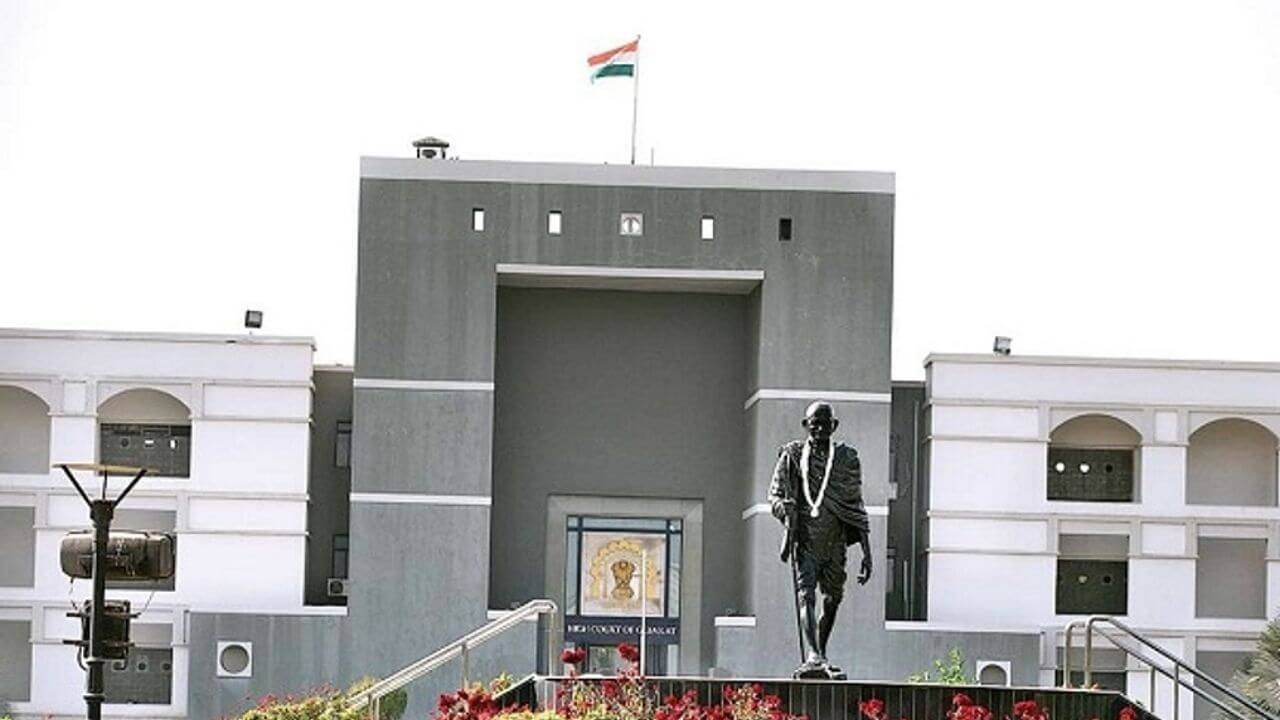 गुजरात हाईकोर्ट सख्त, कहा- सफाई कर्मचारियों की मौत पर अधिकारियों की भी तय हो जिम्मेदारी