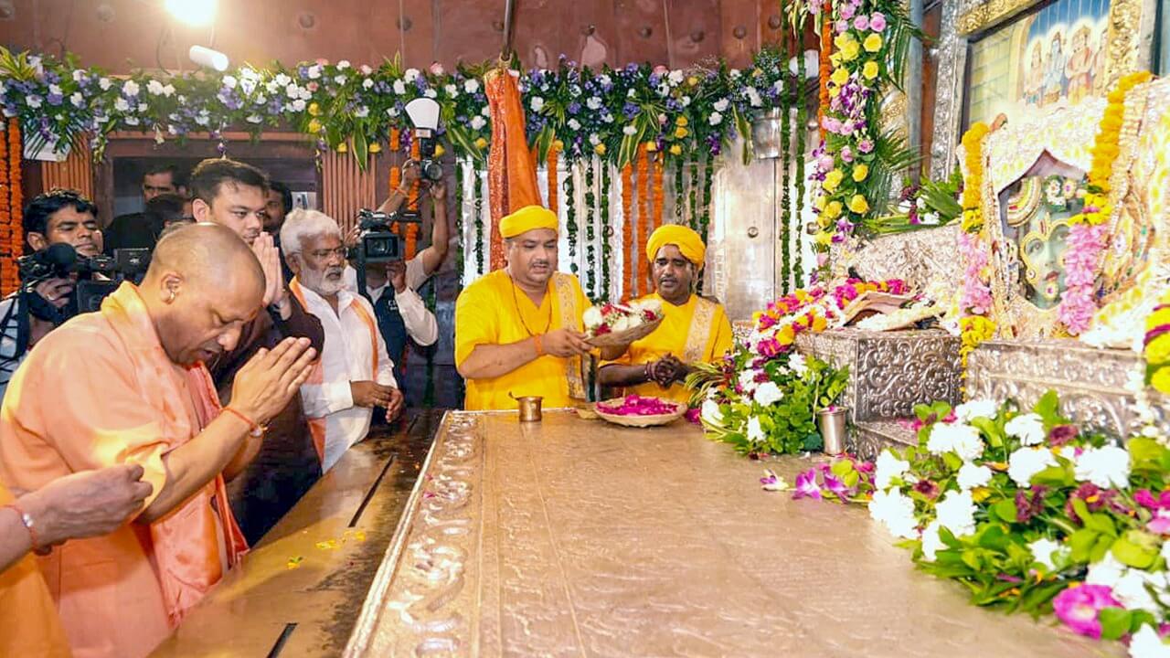 श्रीकृष्ण जन्मोत्सव पर भक्ति का सैलाब, लाखों श्रद्धालु हुए भावविभोर , सीएम योगी ने भी श्रद्धा से मनाई जन्माष्टमी