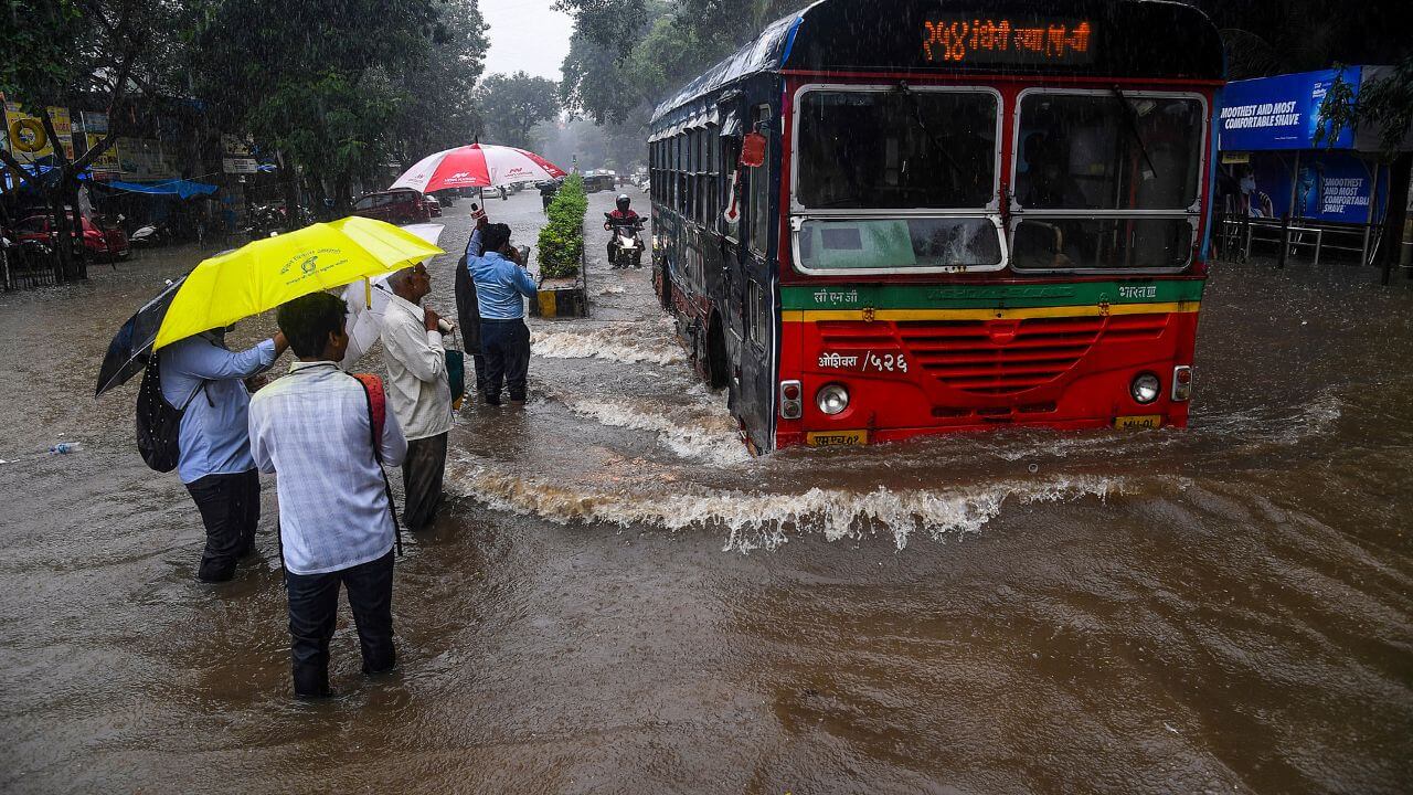 मुंबई में लगातार बारिश से जनजीवन प्रभावित, नगर निगम ने सरकारी-निजी कार्यालयों में छुट्टी घोषित