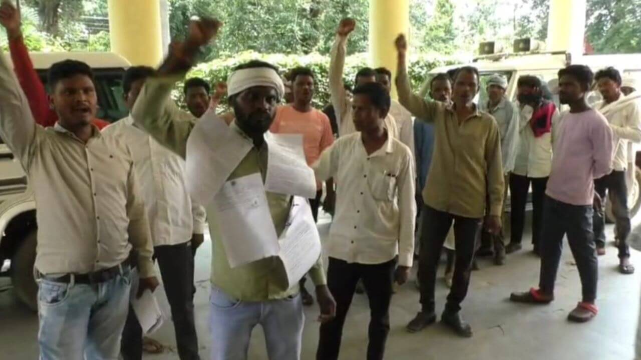 पंचों का अनोखा प्रदर्शन, भ्रष्टाचार की शिकायतों के आवेदनों की माला पहनकर पहुंचे जनसुनवाई में