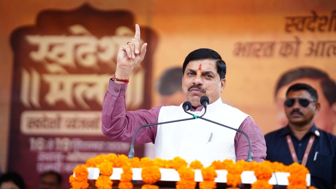 सीएम डॉ. मोहन यादव ने भोपाल हाट में किया “स्वदेशी मेला” का शुभारंभ, स्वदेशी व्यंजनों का स्वाद चखा और चाक पर बनाया शिवलिंग