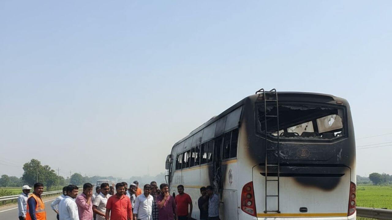 यमुना एक्सप्रेसवे पर चलती बस में भीषण आग, खतरे में पड़ी 50 जिंदगियां, कूदकर बचानी पड़ी जान