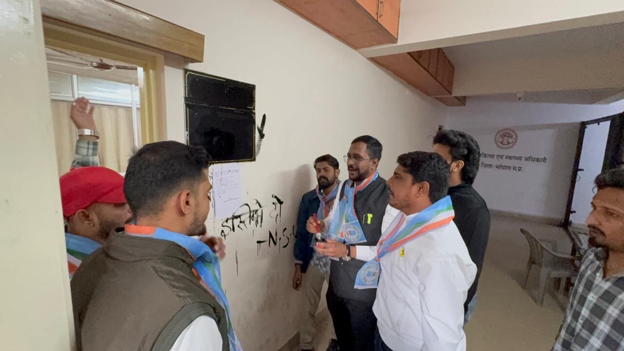 फार्मेसी काउंसिल अध्यक्ष पर छात्र से मारपीट के आरोप, NSUI ने नेम प्लेट पर पोती कालिख, इस्तीफे की मांग