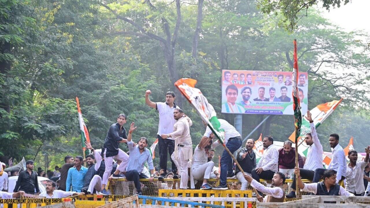 भोपाल में युवा कांग्रेस का विरोध प्रदर्शन: ‘वोट चोरी’ और SIR अनियमितताओं के आरोपों पर चुनाव आयोग का घेराव, पुलिस ने कई कार्यकर्ताओं को हिरासत में लिया