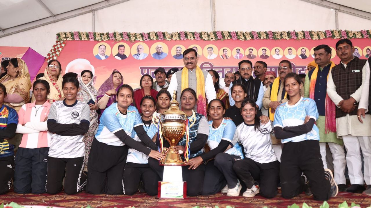 सांसद खेल महोत्सव के समापन पर वीडी शर्मा ने खिलाड़ियों को किया सम्मानित, बोले- खेलों से अनुशासन ,नेतृत्व क्षमता का विकास होता है