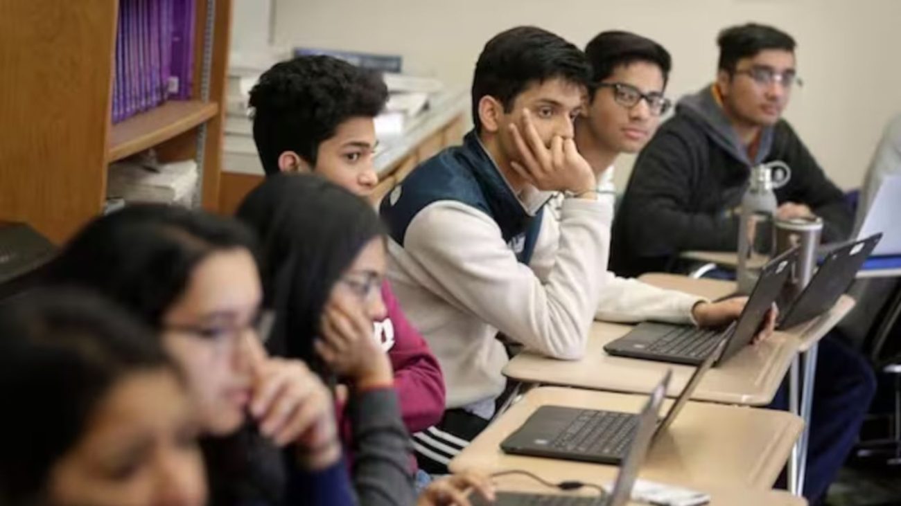 रुपया तोड़ रहा गिरावट के रिकॉर्ड! विदेश में पढ़ाई कर रहे भारतीय छात्रों की बढ़ रही चिंता, जानिए कारण