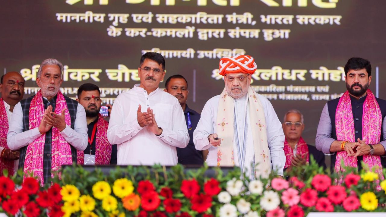 गुजरात में अमित शाह, कई डिजिटल सेवाएं लॉन्च, कहा- 5 साल में 20% बढ़ेगी डेयरी किसानों की इनकम