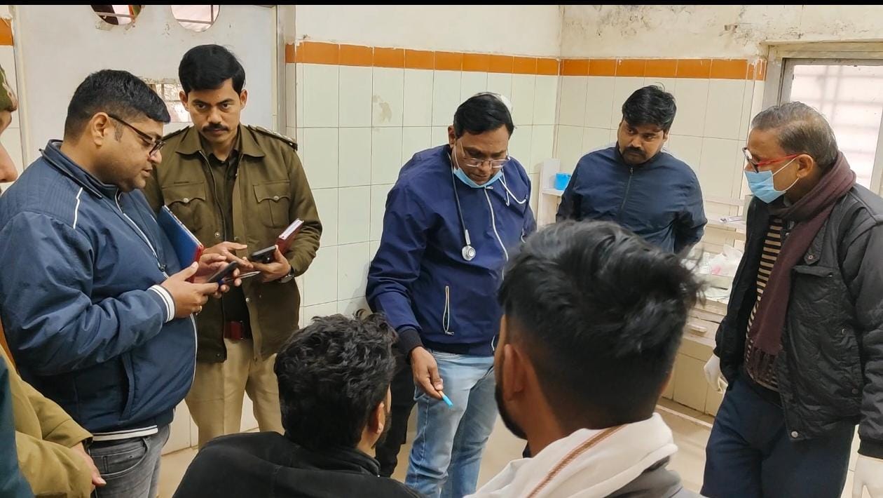 डबरा: रेत माफियाओं के वर्चस्व की लड़ाई में अंधाधुंध फायरिंग, गोली लगने से दो युवक गंभीर घायल, डायल 112 के कांच भी फूटे