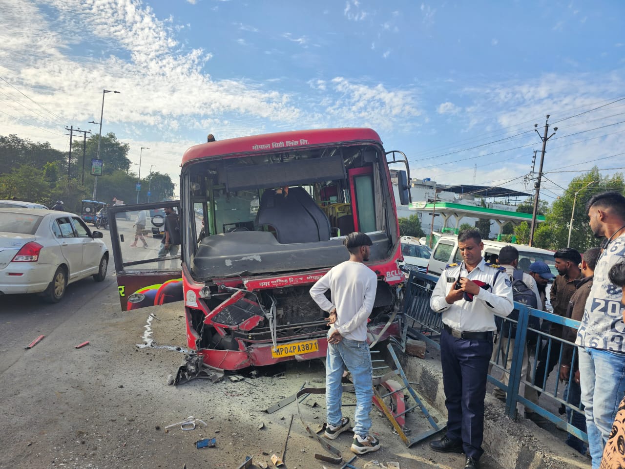 भोपाल-सुंदर वन के पास लाल बस डिवाइडर से टकराकर पलटी, बाल-बाल बचे यात्री