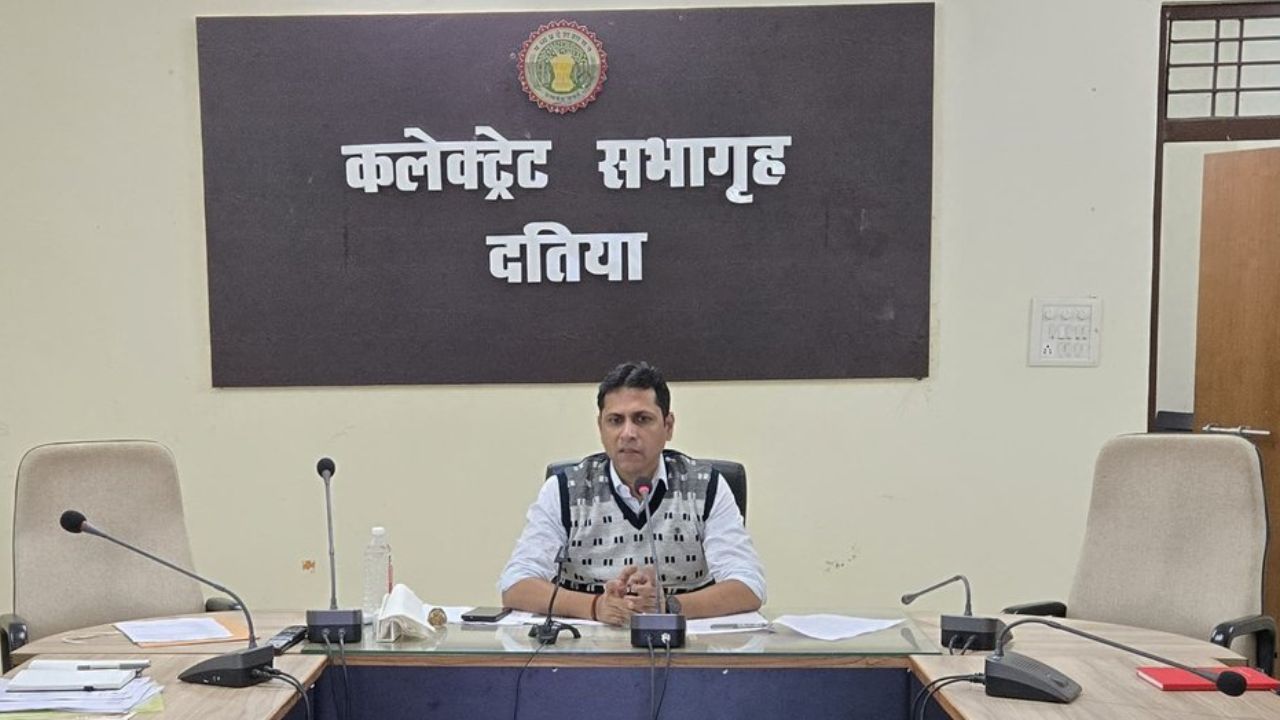 MP के इस जिले में कलेक्टर ने महापुरुषों, संतों की प्रतिमाओं के सामने पोस्टर, बैनर, विज्ञापन लगाने पर लगाई रोक, उल्लंघन पर होगा एक्शन