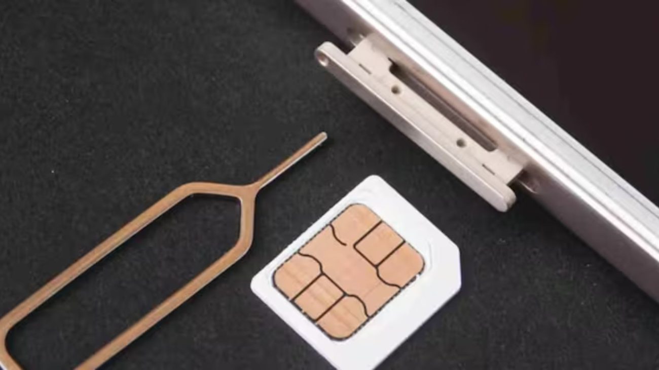 SIM कार्ड का कोना क्यों कटा होता है? सिर्फ डिजाइन नहीं, फोन को बड़े नुकसान से बचाने वाला यह है इसका साइंस