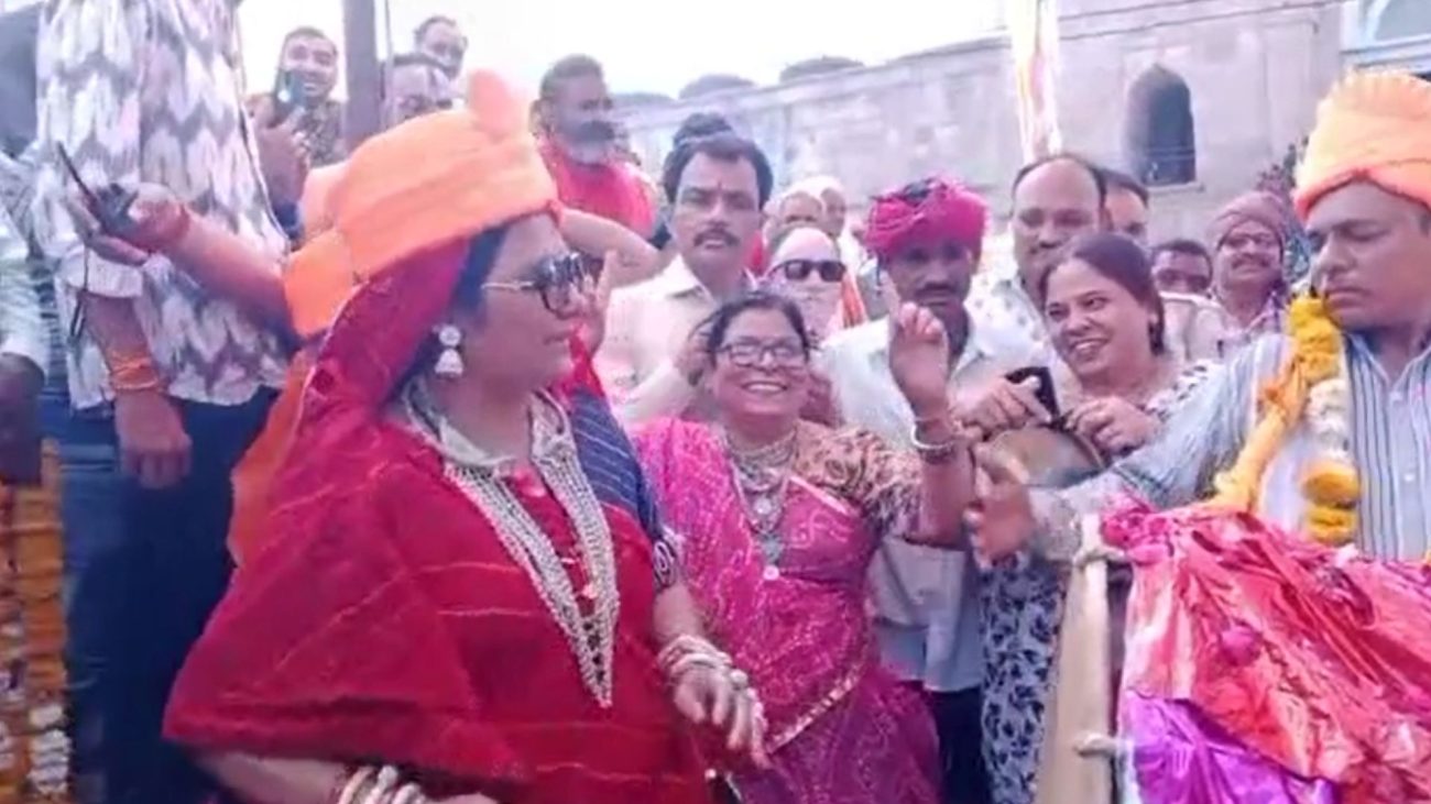 धार के मांडू में भगोरिया उत्सव में जुटी भारी भीड़, केंद्रीय मंत्री सावित्री ठाकुर हुई शामिल, मांदल पर जमकर थिरके विदेशी सैलानी