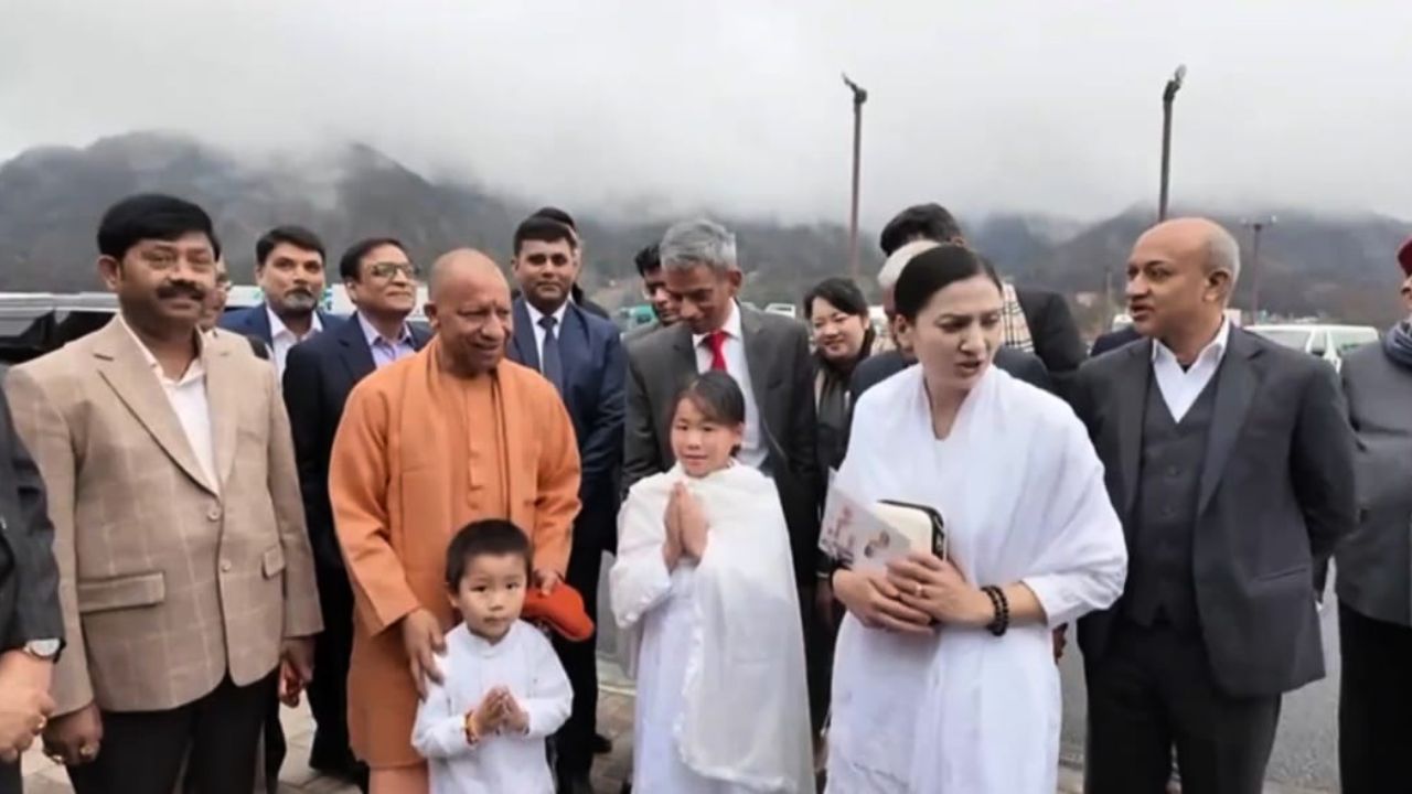 जापान में बच्चे ने किया दंडवत प्रणाम, सुनाया “कर्पूरगौरं करुणावतारं”, गदगद हुए सीएम योगी आदित्यनाथ