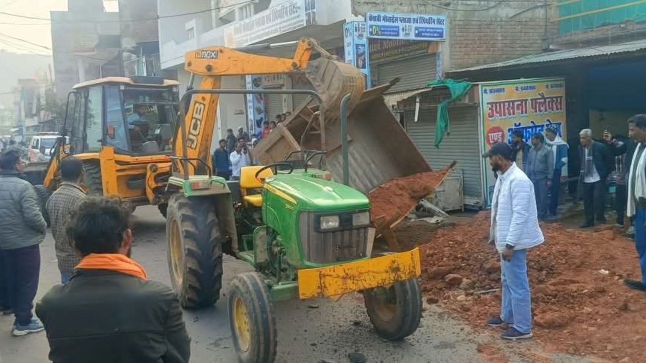 डबरा के भितरवार में नशे में धुत ड्राइवर ने अवैध मोरम से भरी ट्रैक्टर-ट्रॉली पलटी, दो लोग दबे, कई वाहन भी क्षतिग्रस्त