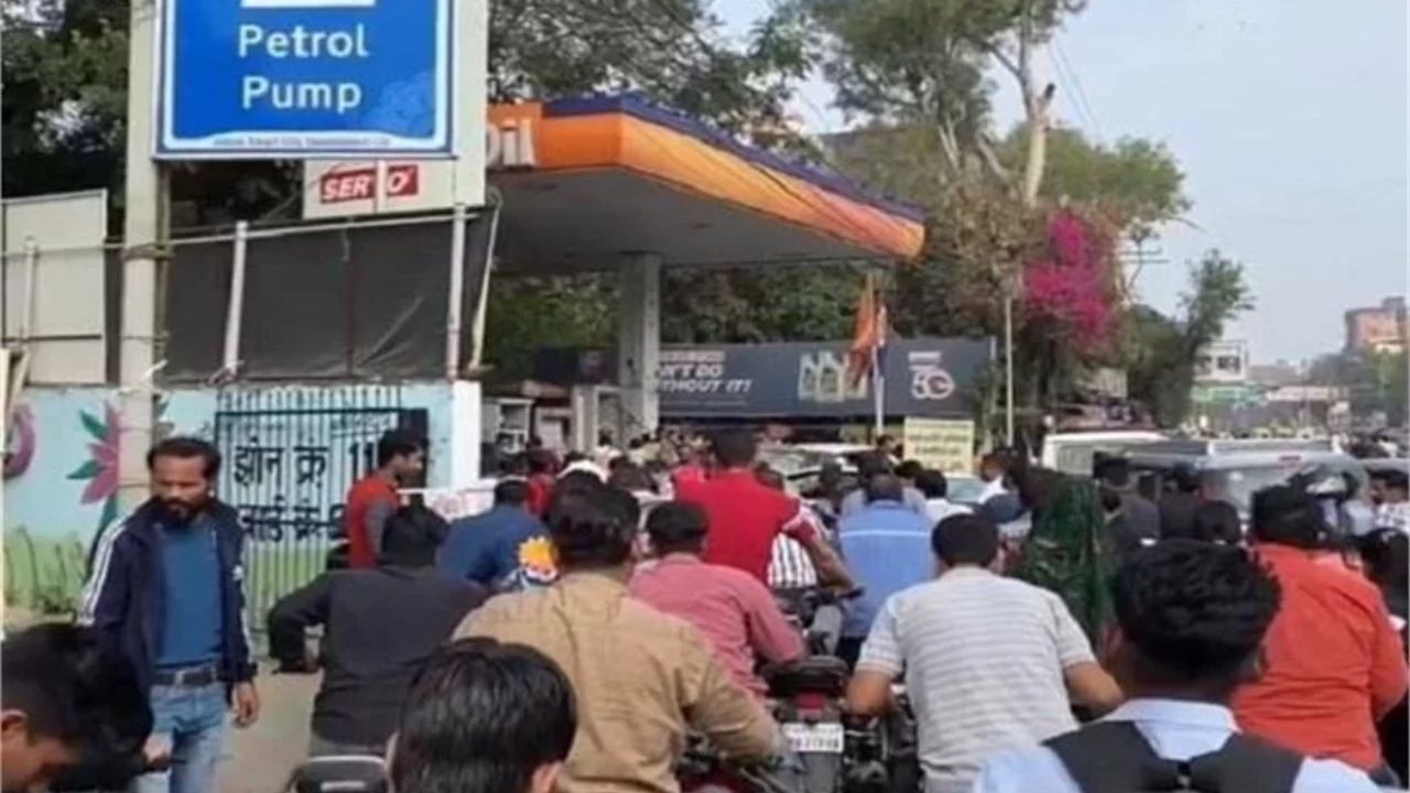 MP में पेट्रोल अफवाह का असर: कई शहरों में पंपों पर भीड़, सरकार ने दी सफाई