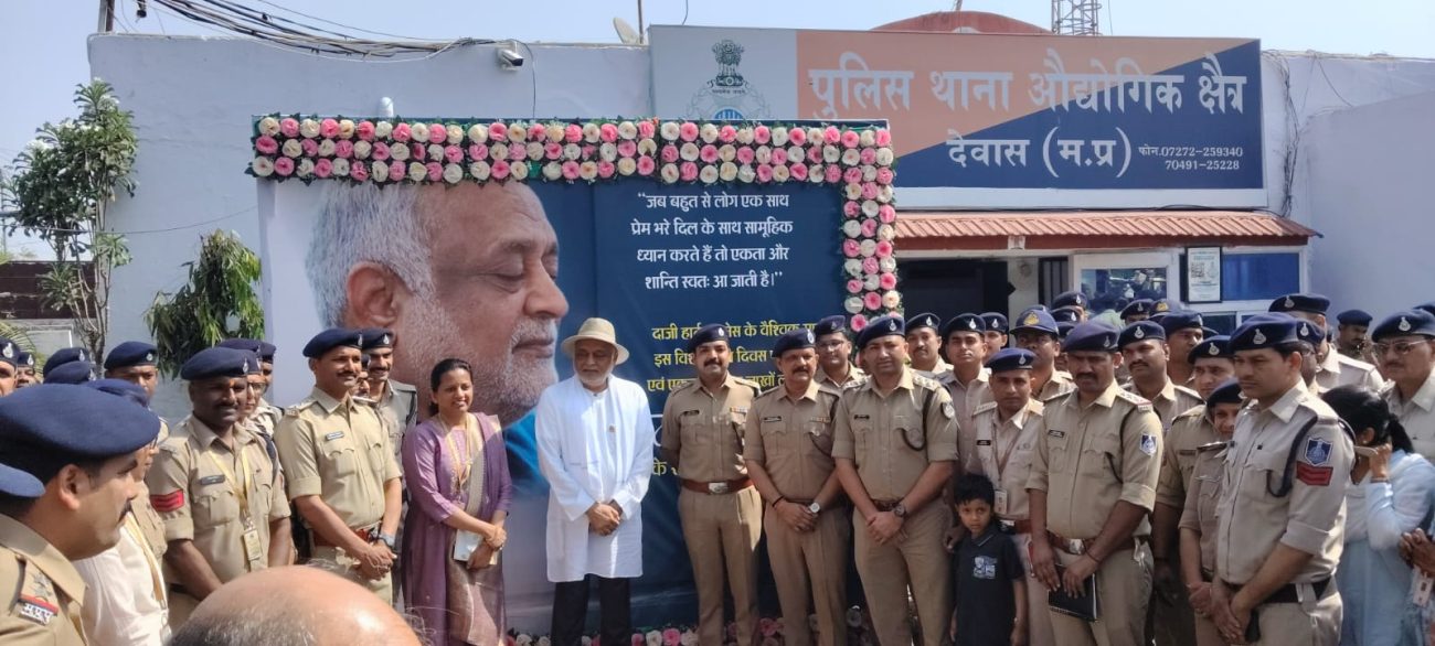 खाकी में आध्यात्मिक शांति का संचार: देवास पुलिस ने अपनाया तनाव मुक्त पुलिसिंग का मंत्र