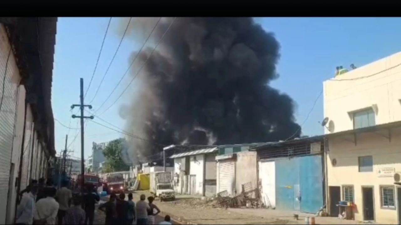 इंदौर में बेकरी में लगी भीषण आग: शॉर्ट सर्किट से मची अफरा-तफरी, सबकुछ जलकर खाक