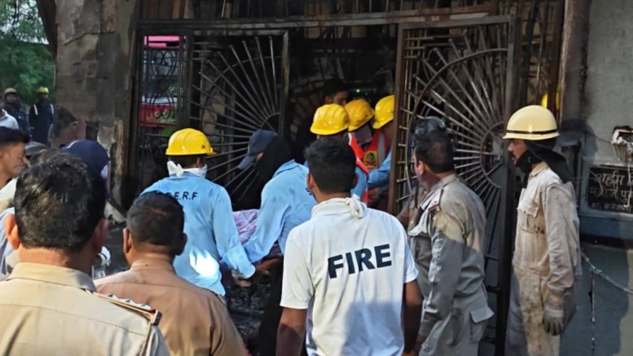 इंदौर में भीषण आग का तांडव: EV कार चार्जिंग में शॉर्ट सर्किट, 4 सिलेंडर फटने से 7 लोग जिंदा जले, 3 झुलसे