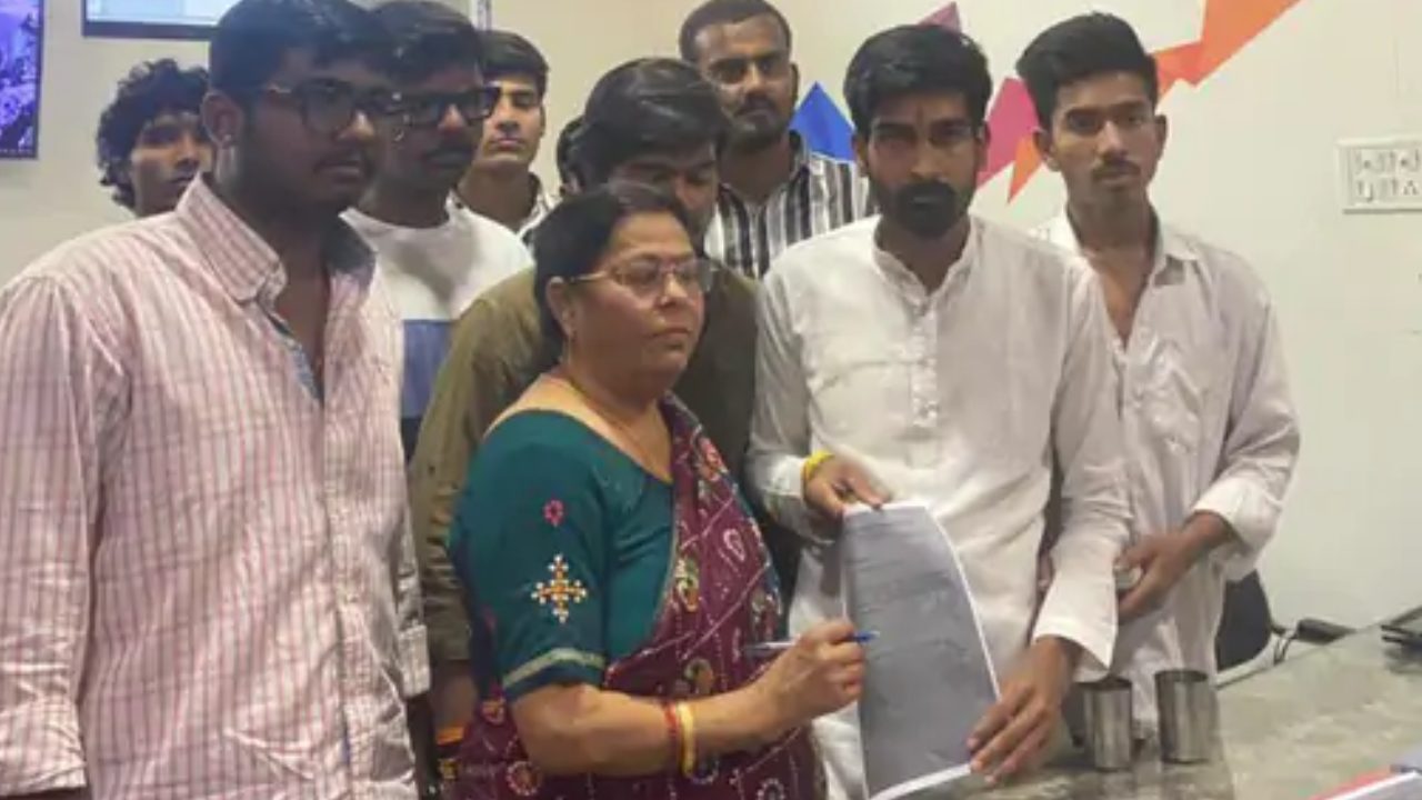 रतलाम के एक निजी स्कूल में फीस बकाया होने पर छात्रा को परीक्षा देने से रोका, ABVP के हंगामे के बाद प्रिंसिपल ने लिखित में मांगी माफी