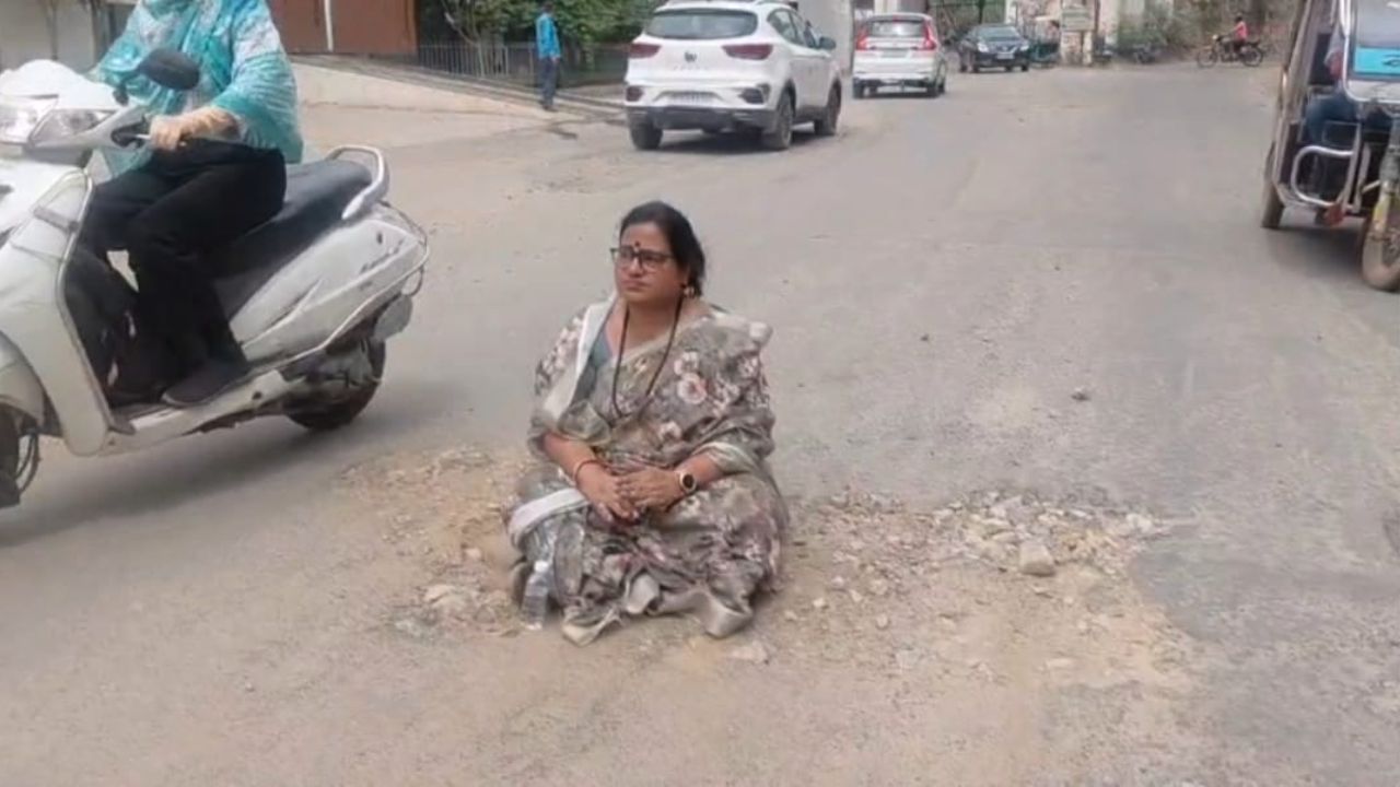 टेंडर, वर्क आर्डर के बावजूद सड़क निर्माण शुरू नहीं, नगर निगम की हठधर्मिता से परेशान BJP पार्षद तपती धूप में बैठी धरने पर, दी चेतावनी
