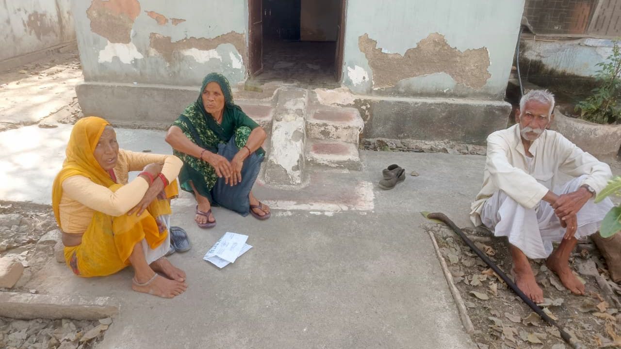 डबरा: वृद्धावस्था पेंशन हो गई बंद, चालू करवाने भटक रहे बुजुर्ग, नगर पालिका में बैठे जिम्मेदारों को नहीं कोई परवाह