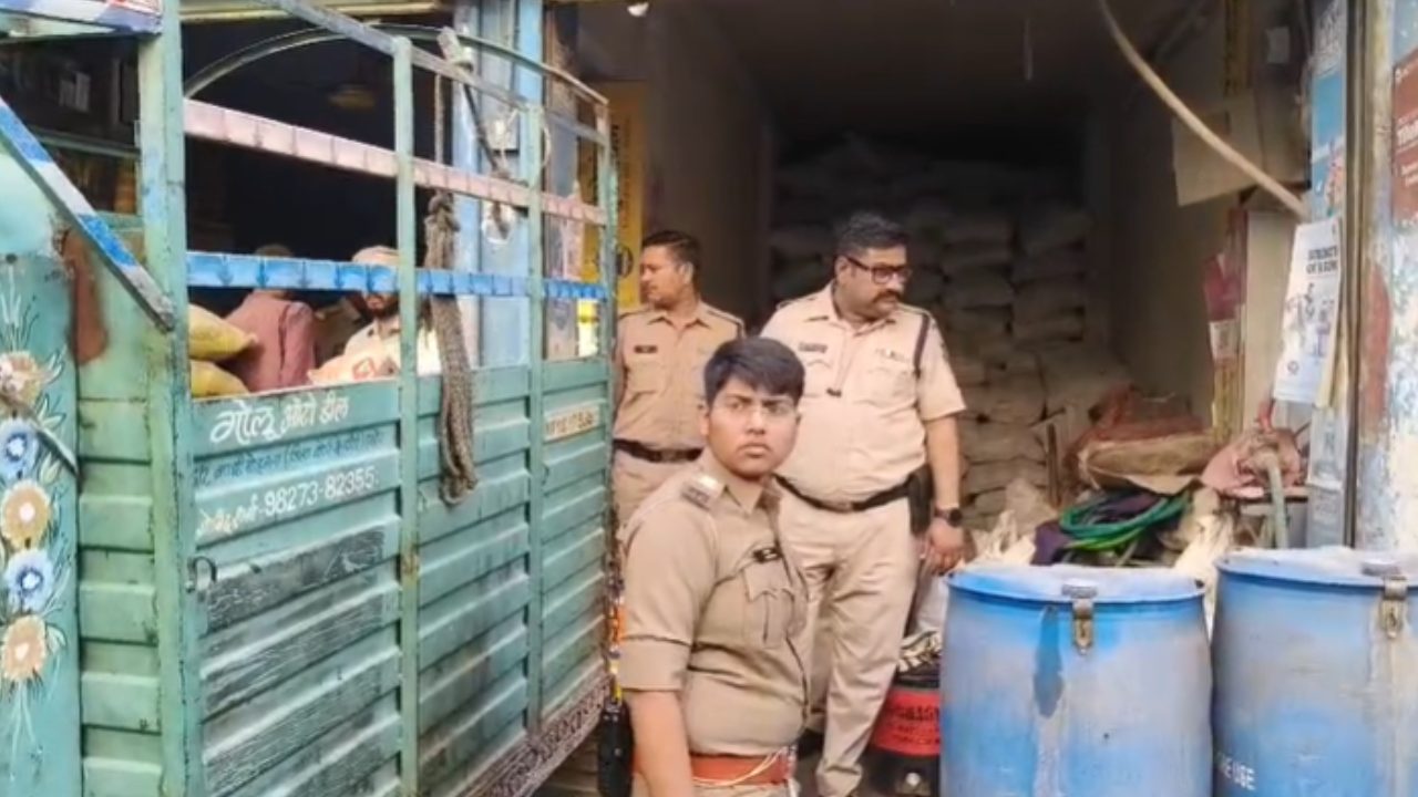 होली से पहले इंदौर नाथ तोड़ा इलाके में 100 से अधिक बोरी प्रतिबंधित रंग जब्त, कोतवाली पुलिस की जांच तेज