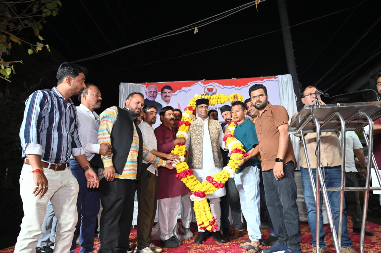 मंत्री सारंग ने रहवासियों के साथ खेली फूलों की होली, नरेला विधानसभा के सम्राट अशोक मंडल में होली मिलन समारोह का भव्य आयोजन