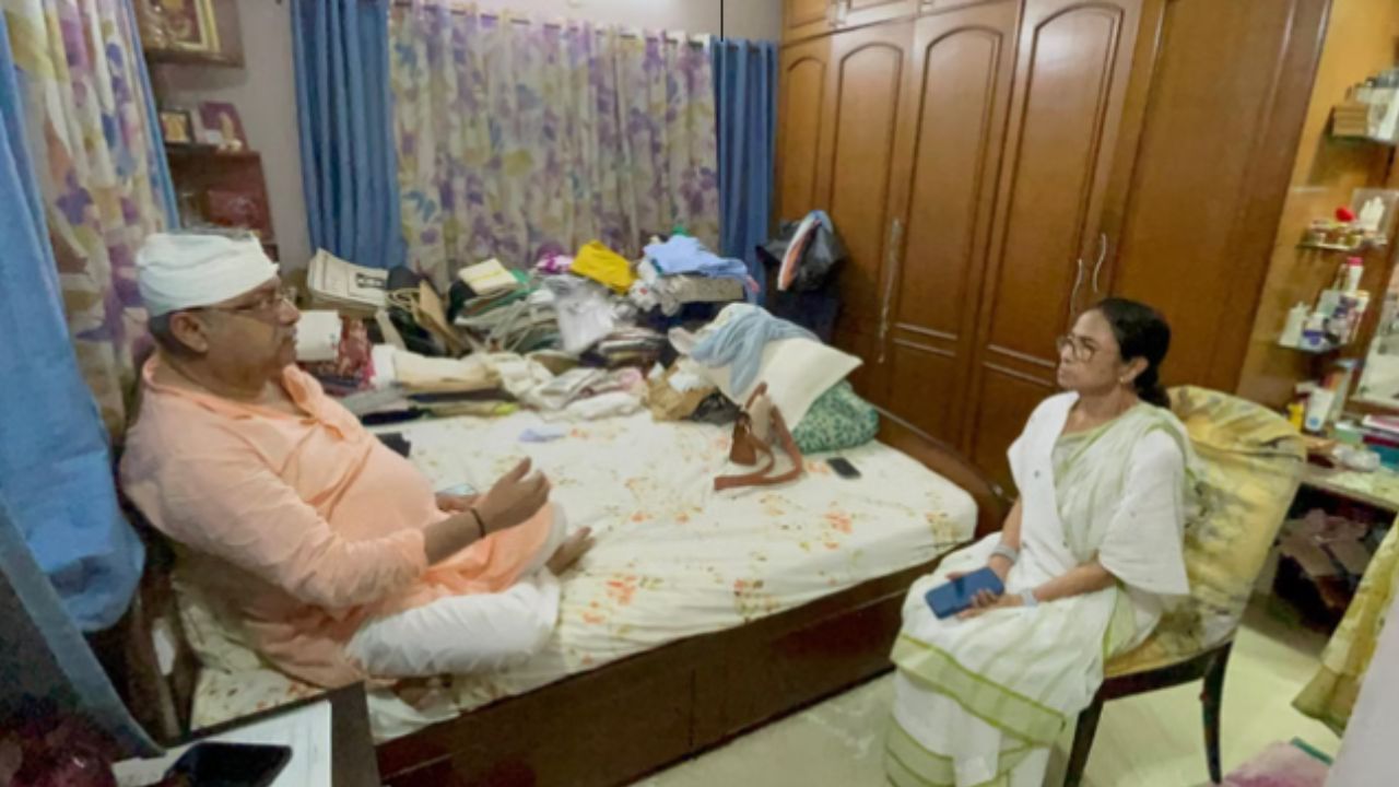 पश्चिम बंगाल: हुगली में कल्याण बनर्जी पर हमला, घायल सांसद से मिलने पहुंचीं ममता बनर्जी, कानून-व्यवस्था पर उठाए सवाल