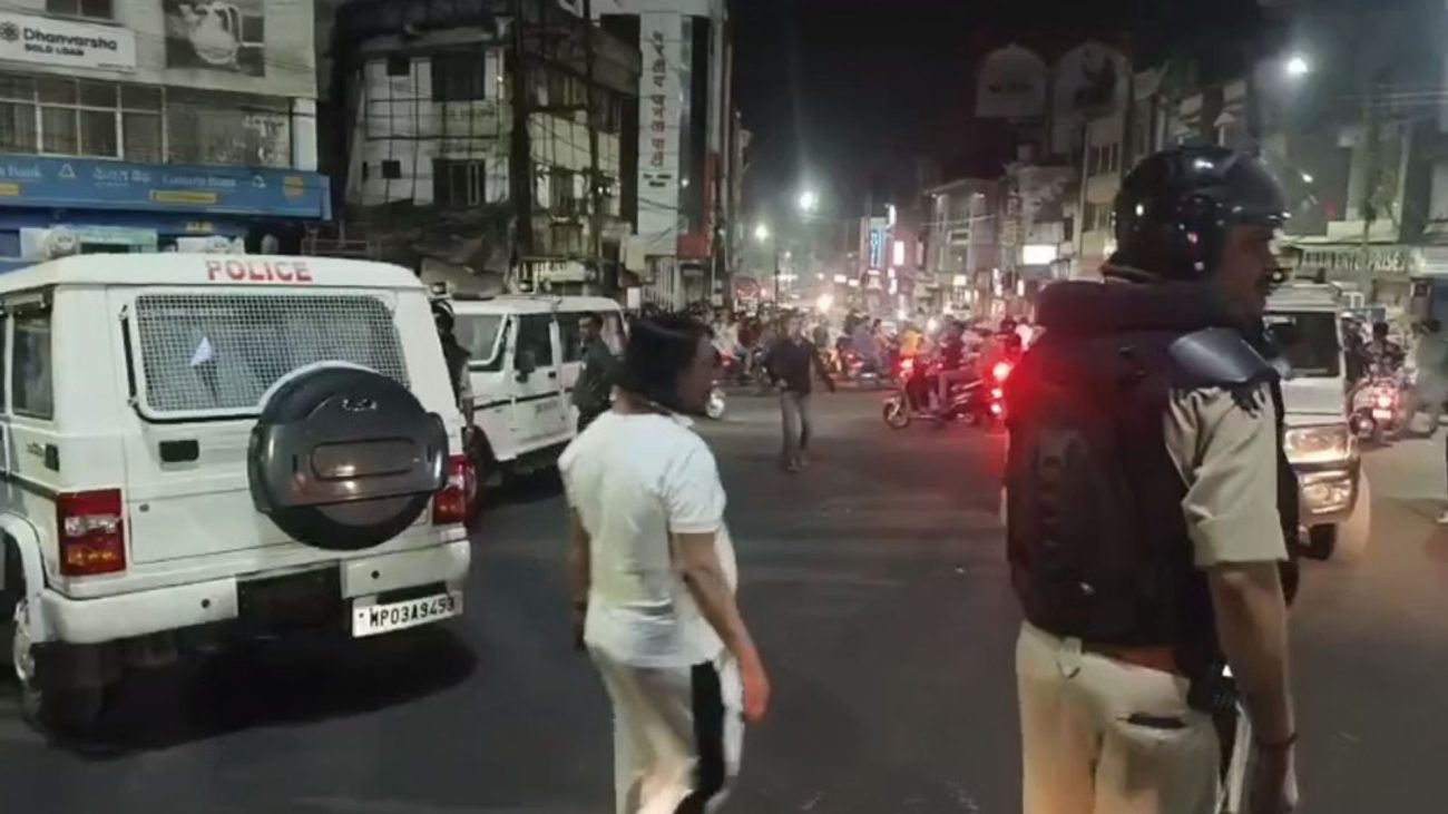 जुमे की नमाज पर भोपाल में पुलिस अलर्ट, संवेदनशील इलाकों में बढ़ाई गई सुरक्षा, पुलिस कमिश्नर ने शांति बनाए रखने की अपील की