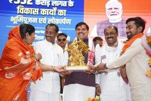 सिंगरौली जिले में 23 मई को मुख्यमंत्री डॉ. मोहन यादव ने 552 करोड़ रुपये की लागत के विभिन्न विकास कार्यों का लोकार्पण और भूमि-पूजन किया। वहीं इस पहल से क्षेत्र के बुनियादी ढांचे को मजबूती मिली, जिससे प्रदेश के समग्र विकास को नई गति प्राप्त हुई। दरअसल मुख्यमंत्री ने इस अवसर पर प्रधानमंत्री उज्ज्वला योजना के अंतर्गत प्रदेश की 24 लाख महिलाओं के खातों में तीन माह की लगभग 115 करोड़ रुपये की अनुदान राशि सिंगल क्लिक से अंतरित की। साथ ही, विभिन्न सामाजिक सुरक्षा पेंशन योजनाओं के तहत 33.71 लाख से अधिक हितग्राहियों को 202.28 करोड़ रुपये से अधिक की राशि भी सिंगल क्लिक के माध्यम से उनके खातों में भेजी गई। मुख्यमंत्री डॉ. यादव ने अपने सिंगरौली प्रवास के दौरान छात्राओं से विभिन्न मुद्दों पर संवाद भी किया, जिससे शिक्षा और युवा सशक्तिकरण पर सरकार के फोकस का पता चलता है।

बहनों के कल्याण के लिए कोई कमी नहीं: मुख्यमंत्री डॉ. मोहन यादव

वहीं इस महत्वपूर्ण अवसर पर मुख्यमंत्री डॉ. मोहन यादव ने भारत के वैश्विक कद पर प्रकाश डाला। उन्होंने कहा कि प्रधानमंत्री नरेंद्र मोदी के नेतृत्व में भारत विश्व में अपनी एक अलग पहचान बना रहा है, और मध्यप्रदेश भी इस विकास यात्रा में कंधे से कंधा मिलाकर चल रहा है। उन्होंने बताया कि राज्य सरकार लाड़ली बहनों को हर माह 1500 रुपये की राशि भेजकर उनके आर्थिक सशक्तिकरण को सुनिश्चित कर रही है। मुख्यमंत्री ने जोर देकर कहा कि प्रदेश के खजाने में बहनों के कल्याण के लिए कोई कमी नहीं है। उन्होंने स्व-सहायता समूहों के माध्यम से महिलाओं के समृद्ध होने की बात भी कही। सामाजिक सुरक्षा पेंशन की राशि के अंतरण के साथ ही, कार्यक्रम में दिव्यांग भाई-बहनों को ट्राइसिकिल का वितरण भी किया गया, जिससे उनकी गतिशीलता और आत्मनिर्भरता को बढ़ावा मिला।

सिंगरौली को प्रदेश की ऊर्जा का पावर हाउस बताया

दरअसल मुख्यमंत्री डॉ. यादव ने सिंगरौली को प्रदेश की ऊर्जा का पावर हाउस बताया, जो आर्थिक रूप से भी मध्यप्रदेश में अहम स्थान रखता है। उन्होंने कहा कि ऊर्जाधानी सिंगरौली केवल कोयले के लिए ही नहीं, बल्कि अब यहां सोने की खदानें भी मिल रही हैं, जिससे जिले का महत्व और बढ़ गया है। राज्य सरकार सिंगरौली जिले के समग्र विकास के लिए प्रतिबद्ध है, जिसके तहत जिले को रेल, सड़क और हवाई मार्ग की महत्वपूर्ण सौगातें मिली हैं। उन्होंने स्मरण कराया कि एक समय था जब यहां की जनता आवागमन के लिए परेशान होती थी, लेकिन अब स्थिति बदल चुकी है। शिक्षा के क्षेत्र में भी सिंगरौली ने प्रगति की है, इस वर्ष एमपी बोर्ड परीक्षाओं में जिले के 5 विद्यार्थियों ने मेरिट में स्थान हासिल किया है। यह ज्ञान-विज्ञान की धरती है, और जिले में 4 सांदीपनि विद्यालय स्थापित किए गए हैं, जो शिक्षा के प्रसार में सहायक हैं।

पेट्रोल-डीजल के दामों में हुई वृद्धि पर भी बोले CM यादव

वहीं मुख्यमंत्री डॉ. मोहन यादव ने गांवों की समृद्धि के लिए नई योजनाओं की शुरुआत की जानकारी दी, जिनमें बिजली और पानी की उपलब्धता पर विशेष ध्यान दिया गया है। उन्होंने बताया कि प्रदेश में सबसे पहले नदी जोड़ो अभियान की शुरुआत की गई है, जिससे जल संसाधनों का बेहतर प्रबंधन हो सकेगा। वर्तमान में, प्रदेश में जल गंगा संवर्धन अभियान के अंतर्गत जल संरक्षण का महाअभियान चलाया जा रहा है। उन्होंने स्पष्ट किया कि राज्य सरकार गरीब, किसान, युवा और महिला सहित हर वर्ग के कल्याण के लिए कार्य कर रही है। मुख्यमंत्री डॉ. यादव ने वैश्विक संकट के दौरान पेट्रोल-डीजल के दामों में हुई वृद्धि का उल्लेख करते हुए कहा कि प्रधानमंत्री मोदी के भाव के अनुरूप हम सभी को सादगी और मितव्ययता के साथ काम करना चाहिए। उन्होंने नागरिकों से अनावश्यक खर्च से बचने, लेकिन जरूरी कार्यों को करने का आह्वान किया। साथ ही, सामूहिक विवाह समारोहों को प्रोत्साहित करने की आवश्यकता पर भी बल दिया, जिससे सामाजिक सद्भाव और मितव्ययता को बढ़ावा मिल सके।