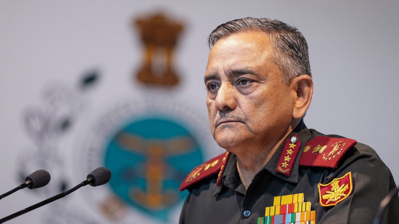 CDS जनरल अनिल चौहान का कार्यकाल हुआ पूर्ण, तीनों सेनाओं ने गार्ड ऑफ ऑनर के साथ दी विदाई