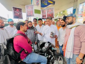 हाल ही में सोशल मीडिया पर प्रधानमंत्री नरेंद्र मोदी और इटली की प्रधानमंत्री जॉर्जिया मेलोनी की #Melody वाली तस्वीरें खूब वायरल हुईं थी, जिन्होंने लोगों का ध्यान खींचा था। लेकिन एक तरफ जहां देश-विदेश में इस #Melody के चर्चे हैं, वहीं दूसरी तरफ देश की राजधानी भोपाल में आम जनता पेट्रोल-डीजल की बूंद-बूंद के लिए तरस रही है। इन दिनों दुगनी गर्मी का मौसम चल रहा है; एक तो मई की चिलचिलाती धूप, उसपर ईंधन की किल्लत ने लोगों का जीना मुहाल कर दिया है। ऐसे में नेताओं को पल भर का चैन कहां? ज़ाहिर है, जनता की परेशानी पर भी सवाल उठेंगे और सरकार की प्राथमिकताएं भी सवालों के घेरे में आएंगी। वहीं जब भोपाल के कई पेट्रोल पंप सूखे पड़े हैं और सड़कों पर वाहनों की कतारें लंबी होती जा रही हैं, ऐसे में कांग्रेस नेता मनोज शुक्ला और उनके कार्यकर्ताओं ने एक अनोखे विरोध प्रदर्शन का रास्ता चुना। दरअसल उनकी यह पहल सिर्फ विरोध नहीं, बल्कि सरकार की कथित संवेदनहीनता पर एक करारा तंज थी। शहर के बंद पड़े पेट्रोल पंपों के बाहर, जहां घंटों से लोग ईंधन का इंतज़ार कर रहे थे, कांग्रेस कार्यकर्ताओं ने उन्हें 'मेलोडी टॉफी' बांटी। यह दृश्य अपने आप में बहुत कुछ कह रहा था। एक तरफ लोग पसीने में लथपथ, परेशान और दूसरी तरफ उन्हें 'मेलोडी' थमाई जा रही थी। "मोदी है तो मुमकिन है" के नारे गूंजे दरअसल इस दौरान लाउडस्पीकर पर "मोदी है तो मुमकिन है" और "मेलोडी खाओ सब भूल जाओ" जैसे व्यंग्यात्मक गाने गूंज रहे थे। कहने को तो ये महज़ गाने थे, लेकिन इनके ज़रिए केंद्र सरकार की प्राथमिकताओं पर तीखा प्रहार किया जा रहा था। मनोज शुक्ला ने केंद्र और राज्य सरकार पर सीधा हमला बोलते हुए कहा कि आज देश का आम नागरिक, चाहे वह नौकरीपेशा हो, मजदूर हो या छात्र, पेट्रोल पंपों के चक्कर काट रहा है। सप्लाई चेन पूरी तरह से ध्वस्त हो चुकी है, लेकिन हमारे देश के प्रधानमंत्री को जनता की इस तकलीफ से कोई सरोकार नहीं है। उनका आरोप था कि प्रधानमंत्री विदेश दौरों में व्यस्त हैं और सोशल मीडिया पर 'मेलोडी टॉफी' दिखाकर अपनी रील कूटनीति चमका रहे हैं। शुक्ला ने इस रवैये को जनता के जख्मों पर नमक छिड़कने जैसा बताया। मनोज शुक्ला ने मोदी सरकार पर साधा निशाना वहीं कांग्रेस पदाधिकारियों ने इस प्रदर्शन के माध्यम से 'मेलोडी' राजनीति के खोखलेपन को उजागर करने की कोशिश की। उनका कहना था कि पेट्रोल पंपों पर उमड़ी भीड़ और बंद पड़े नोजल इस बात का जीता-जागता सबूत हैं कि सरकार कानून-व्यवस्था और सप्लाई चेन संभालने में पूरी तरह से नाकाम साबित हुई है। जब जनता को पेट्रोल की सख्त जरूरत है, तब यह 'रील वाली सरकार' उन्हें सिर्फ जुमले और 'मेलोडी' थमा रही है। इसीलिए आज प्रतीकात्मक रूप से जनता को टॉफी बांटकर इस सरकार का असली चेहरा बेनकाब किया गया। इस विरोध प्रदर्शन में कांग्रेस के सैकड़ों कार्यकर्ताओं के साथ-साथ बड़ी संख्या में स्थानीय नागरिक भी मौजूद रहे, जिन्होंने सरकार के खिलाफ जमकर नारेबाजी की और अपना आक्रोश दर्ज कराया। इस अवसर पर अमित खत्री, पार्षद दानिश शब्बीर ख़ान, युवराज सिंह राय, महेश मेहरा, तारिक अली, विजेंद्र शुक्ला, दीपक दीवान, प्रिंस नवांगे, उस्मान अली, बाबर ख़ान, राहुल सेन, अलीम उद्दीन बिल्ले, अमजद लाला, शानू ख़ान, संदीप सरवैया जैसे कई प्रमुख नेता और कार्यकर्ता उपस्थित रहे। यह प्रदर्शन सिर्फ पेट्रोल की कमी के खिलाफ नहीं था, बल्कि उन प्राथमिकताओं पर सवाल उठाने का एक तरीका था जो एक तरफ जनता को बुनियादी सुविधाओं के लिए तरसा रही हैं, और दूसरी तरफ 'रील कूटनीति' में व्यस्त दिख रही हैं।