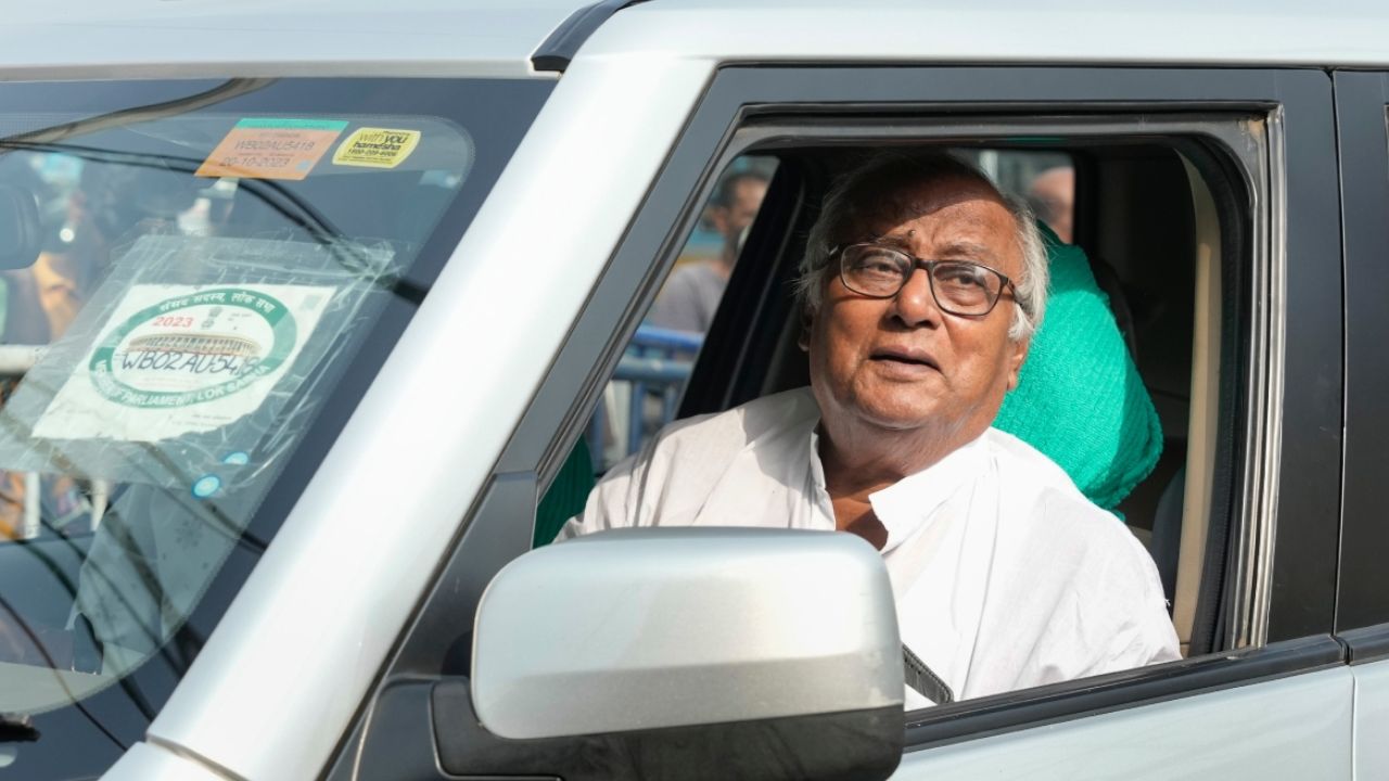 पश्चिम बंगाल: TMC सांसद सौगत रॉय के खिलाफ सड़क पर उतरे लोग, काफिले पर फेंके अंडे, भीड़ ने घेरा और लगाए ‘चोर-चोर’ के नारे