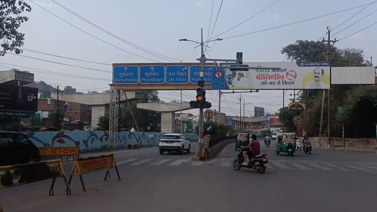 वाहन चालकों को गर्मी से राहत देने ग्वालियर जिला प्रशासन की पहल, दोपहर में ब्लिंकर मोड पर चल रहे ट्रैफिक सिग्नल