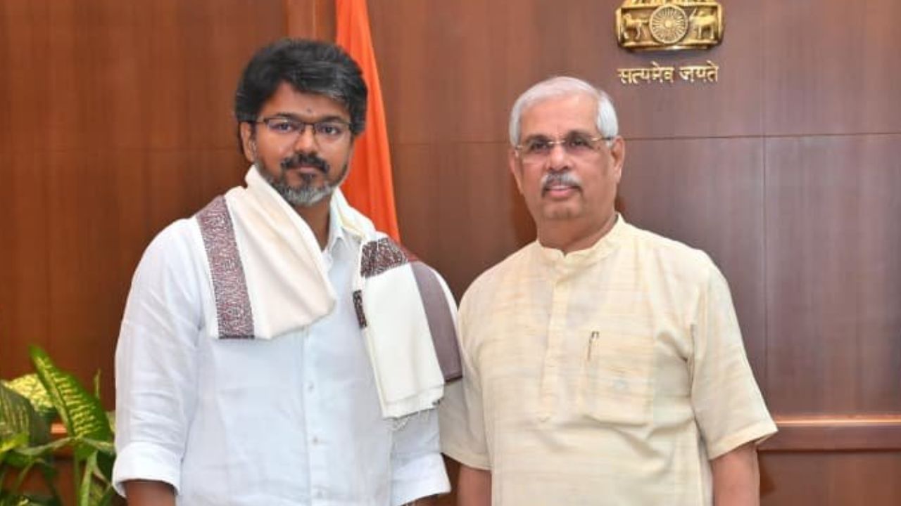 तमिलनाडु: TVK चीफ विजय ने की राज्यपाल से मुलाकात, विधायकों का समर्थन पत्र सौंपकर पेश किया सरकार बनाने का दावा