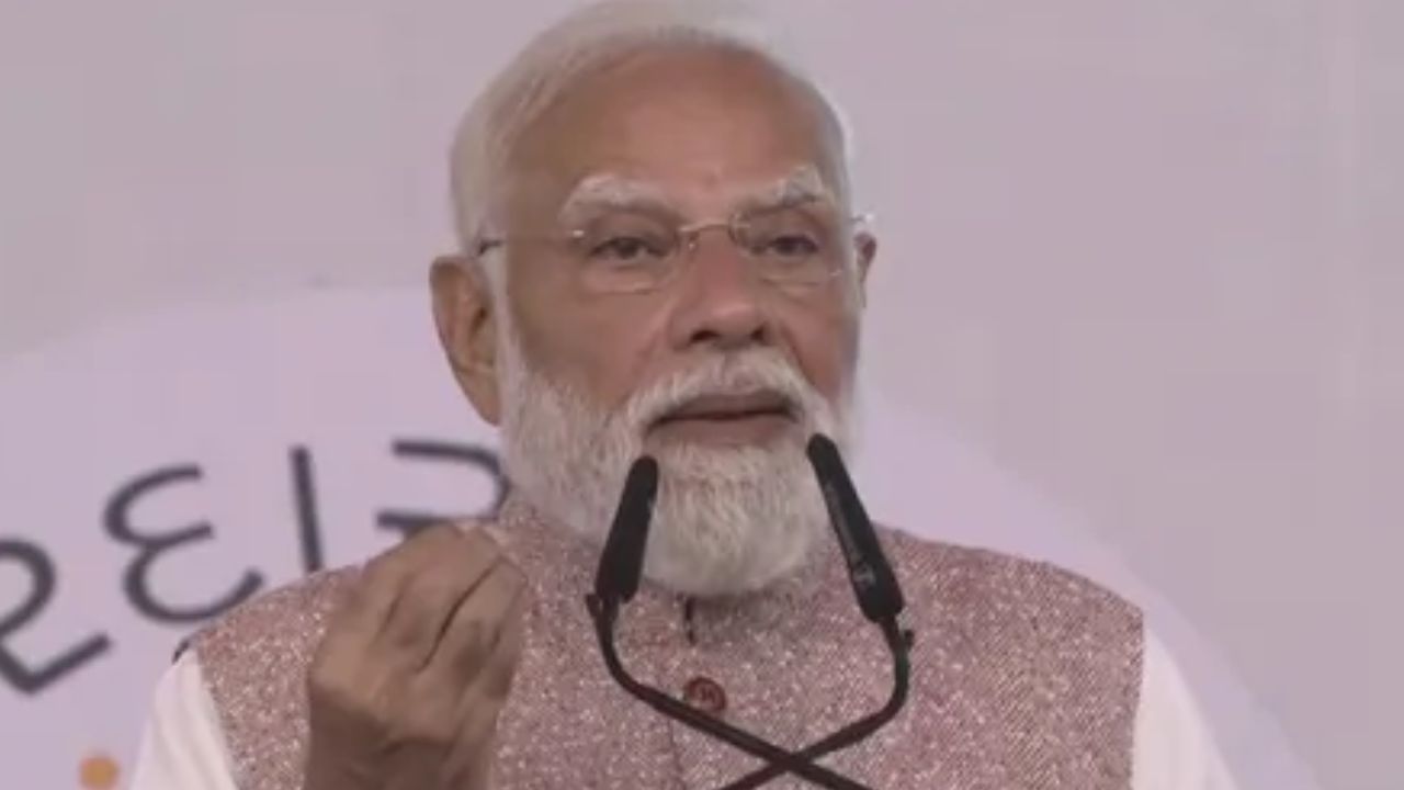 पीएम मोदी ने 51 हजार युवाओं को वितरित किए नियुक्ति पत्र, बोले- देश के विकास में अहम भागीदार है युवा