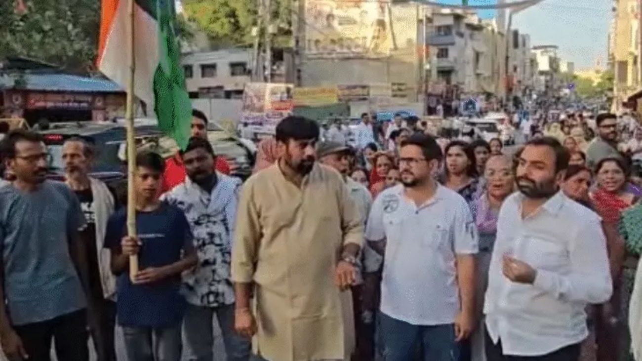 इंदौर में जल संकट पर कांग्रेस का बड़ा प्रदर्शन, राजबाड़ा पर खाली मटके लेकर पहुंचीं महिलाएं, महापौर से की इस्तीफे की मांग
