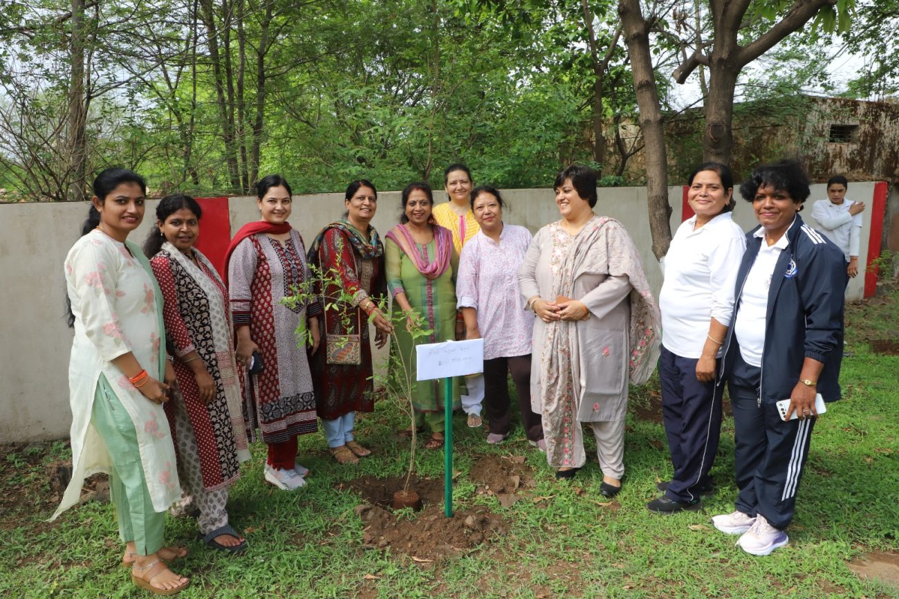अंतर्राष्ट्रीय योग दिवस पर पुलिस परिवार ने किया सामूहिक योगाभ्यास, वृक्षारोपण कर दिया स्वस्थ एवं हरित भविष्य का संदेश