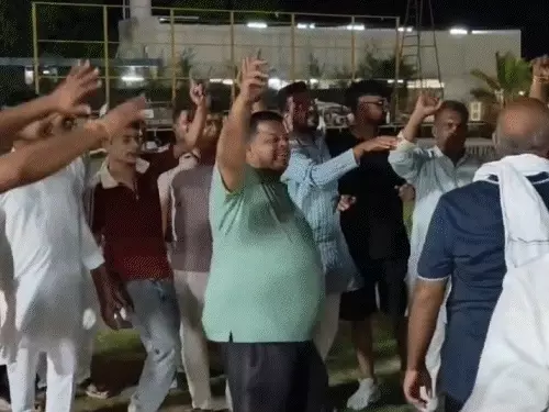 समर्थकों के साथ डांस करते दिखाई दिए महेश परमार