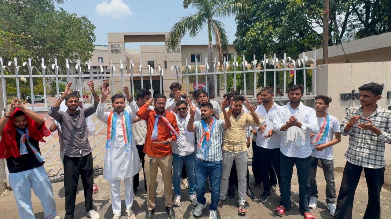 वन रक्षक, जेल प्रहरी की परीक्षा कैंसिल होने से भड़की NSUI, कर्मचारी चयन मंडल ऑफिस पर किया प्रदर्शन