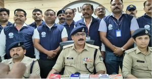 महिलाओं के कान से झुमके लूटने वाला गैंग गिरफ्तार, 8 लाख के सोने के झुमके 